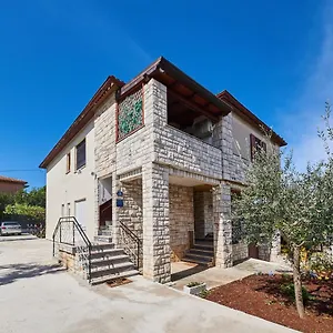 Red Karmenita Apartman